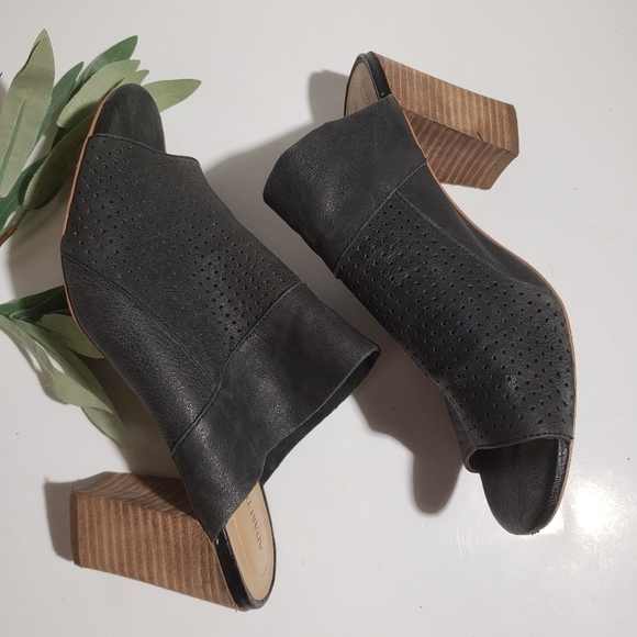 Adam Tucker Block Heel Perforated Leather Sandals Black Peep Toe - Picture 3 of 8